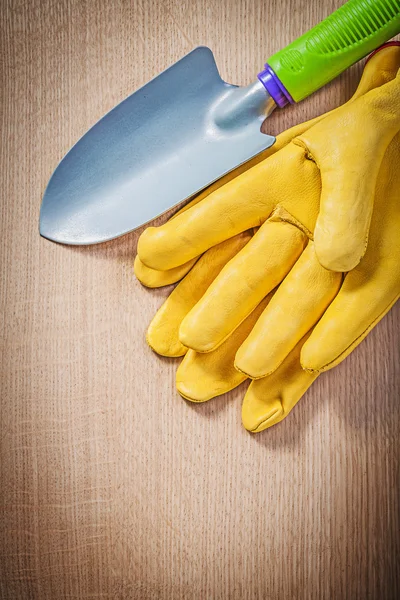 Schutzhandschuhe und Handspaten — Stockfoto