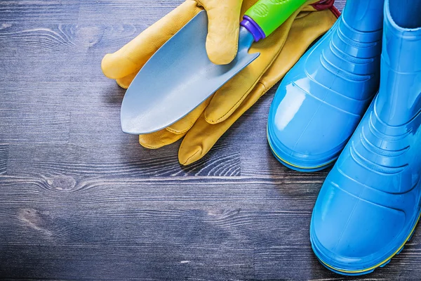 Gum boots, protective gloves and shovel — Stock Photo, Image