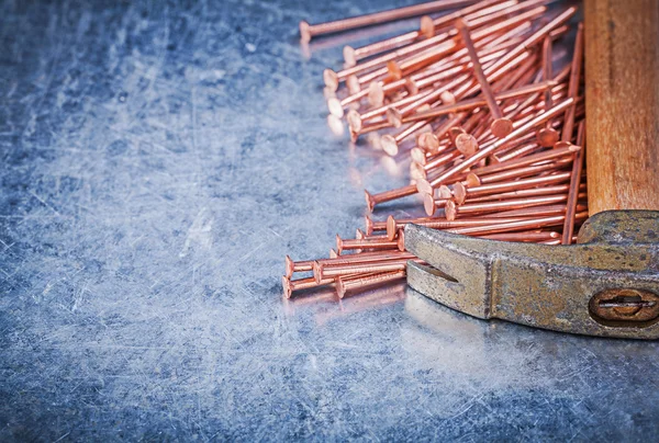 Claw hammer and construction nails — Stock Photo, Image