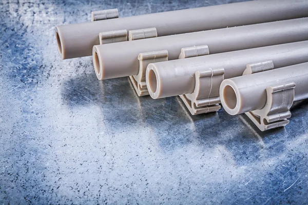 Tubos de água e braçadeiras para tubos — Fotografia de Stock