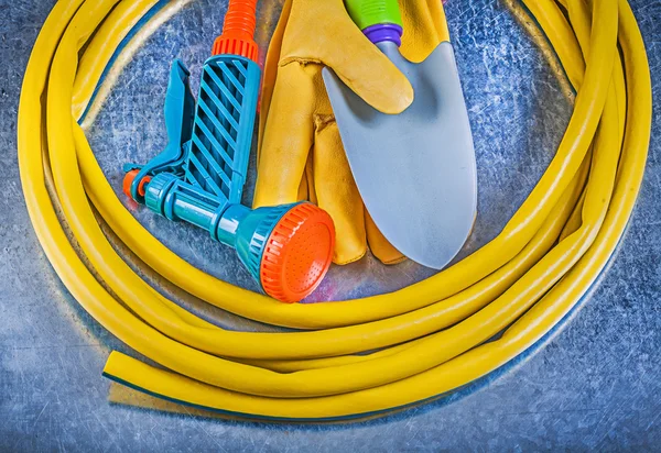 Garden hose, protective gloves and spade — Stock Photo, Image