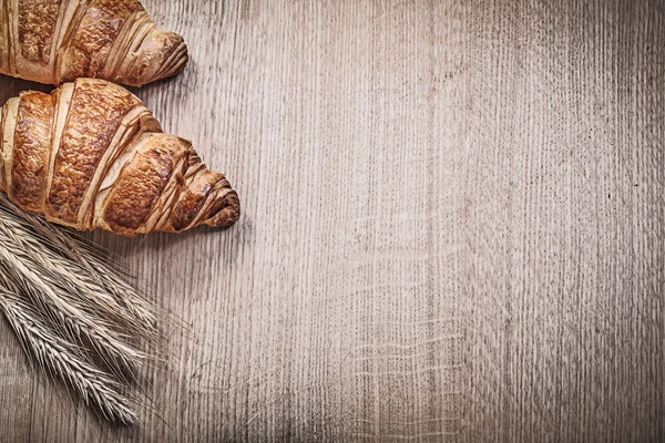 Pšenice a žita uši a croissanty — Stock fotografie