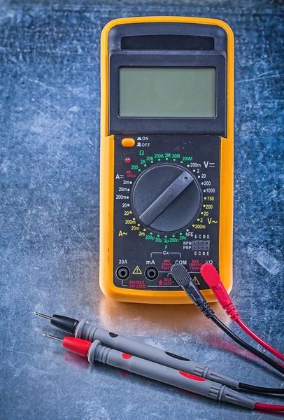 Digitales Multimeter auf Metall — Stockfoto