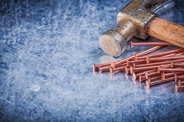 Garra de martillo y clavos de construcción —  Fotos de Stock