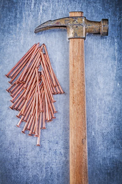 Martelo de garra e pregos de construção — Fotografia de Stock