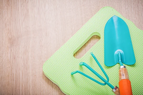 Hand spade, rake and kneeling pad — Stock Photo, Image