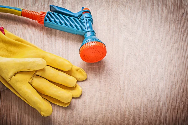 Guantes de seguridad y boquilla de manguera —  Fotos de Stock