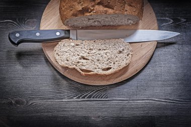 Fırında kahverengi ekmek ve et bıçağı