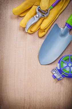 Koruyucu eldiven, el spade ve secateurs