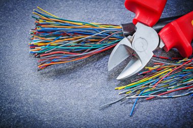 Elektrik kabloları ve keskin Tel makası 