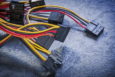 Konektörlerle birlikte elektrik telleri
