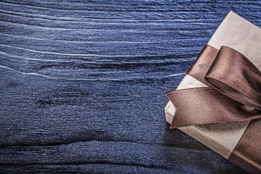 Hediye kutusu kahverengi saten kurdele ile 