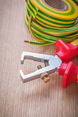 İzolasyon bant, elektrik kablosu ve pense