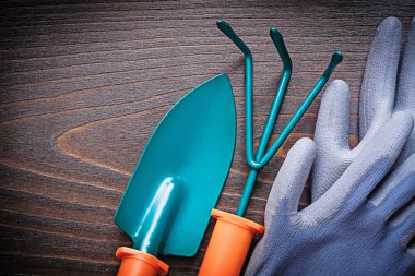 Lastik eldiven, el spade ve komisyon