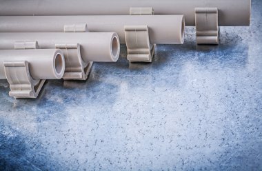Plastik su boru ve boru kelepçeleri