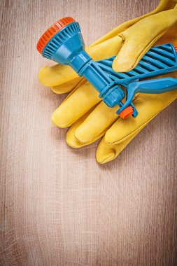 Su sprey başlığı ile koruyucu eldivenler 