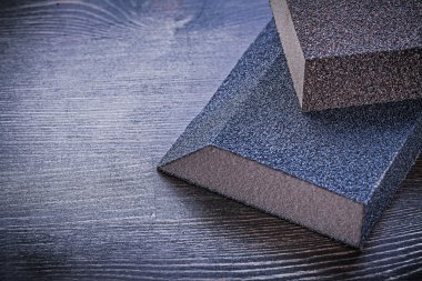 Antika ahşap tahta üzerinde sünger zımpara 