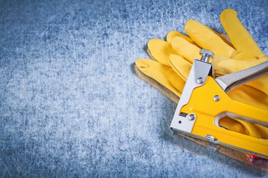 Emanet eldiven ve zımba tabanca