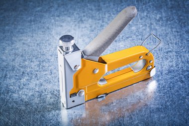 Sarı metal straple silah