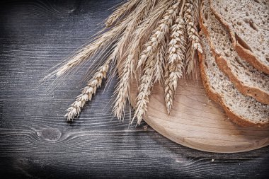 Dilimlenmiş ekmek ve buğday çavdar kulaklar