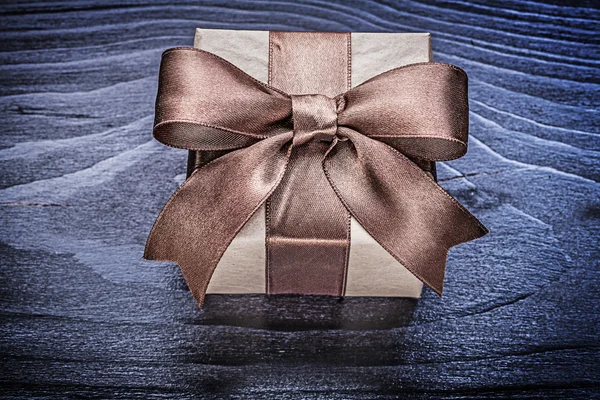 Geschenkbox mit Geschenk — Stockfoto