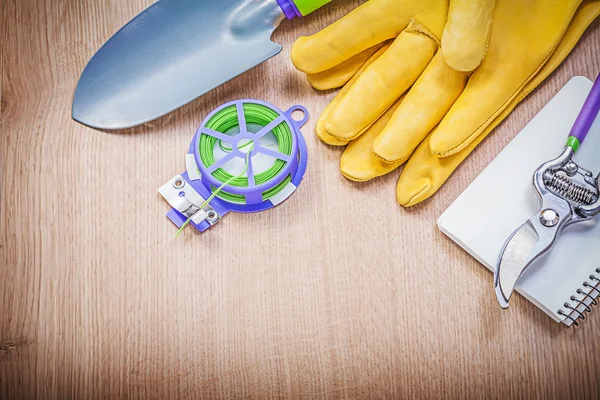 Schutzhandschuhe, Handspaten und Gartenschere — Stockfoto