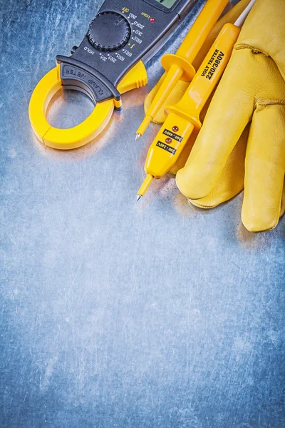 Klem meter, elektrische tester en handschoenen — Stockfoto