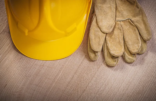 Lederen veiligheidshandschoenen en hard hat — Stockfoto