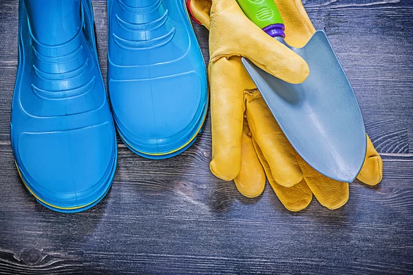 Botas de goma, guantes y pala de mano —  Fotos de Stock