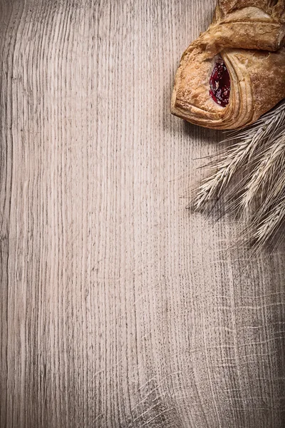 Hojas de centeno de trigo y rollo horneado — Foto de Stock
