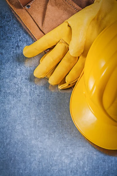 Guanti di sicurezza, cintura e casco — Foto Stock