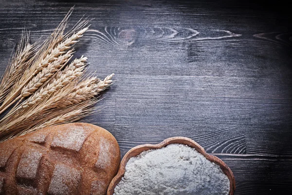 Ekmek, buğday çavdar kulakları ve un — Stok fotoğraf