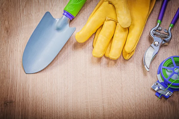 Protective gloves, hand spade and secateurs — Stock Photo, Image