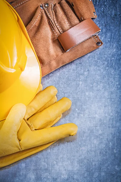 Safety gloves, tool belt and helmet — Stock Photo, Image