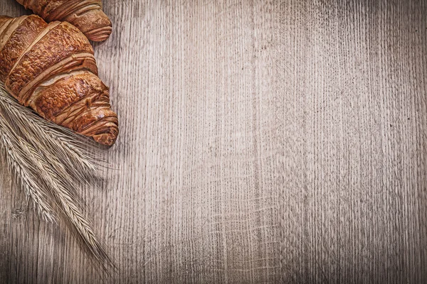 Золоті пшеничні житні вуха та круасани — стокове фото