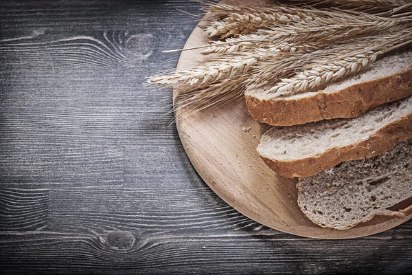 Skivat bröd och vete råg öron — Stockfoto