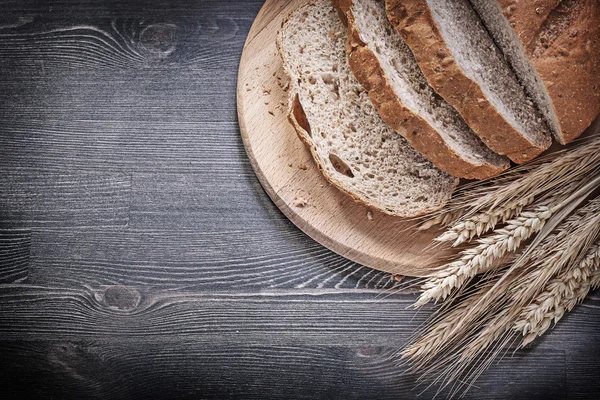 Skivat bröd och vete råg öron — Stockfoto