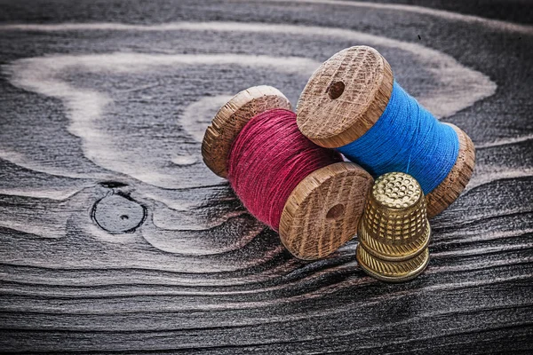 Vintage spools of threads and thimbles — Stock Photo, Image