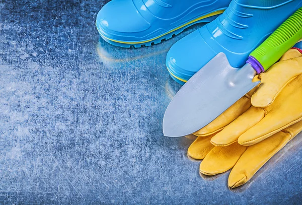 Резиновые сапоги, перчатки и лопаты — стоковое фото