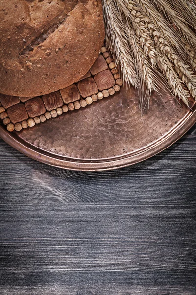 Hoja de pan y espigas de centeno —  Fotos de Stock