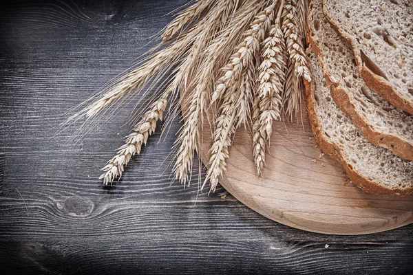 Dilimlenmiş ekmek ve buğday çavdar kulaklar — Stok fotoğraf