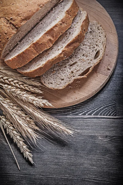 Pão fatiado e espigas de centeio de trigo — Fotografia de Stock
