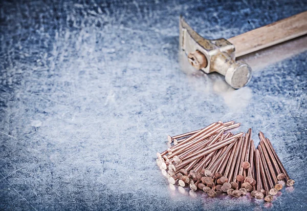 Martillo de garra vintage y clavos de construcción —  Fotos de Stock