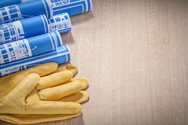 Mühendislik çizimleri ve koruyucu eldivenler