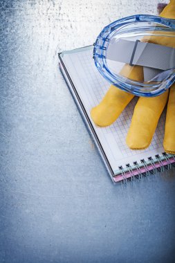 Koruyucu gözlük, deri eldiven ve defterini