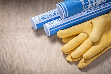 Mühendislik çizimleri ve koruyucu eldivenler