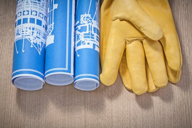 Mühendislik çizimleri ve koruyucu eldivenler 