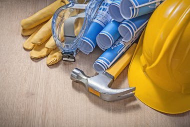 Koruyucu iş giysisi, çekiç ve inşaat çizimleri 