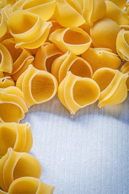 Yığın ham kabuk makarna 