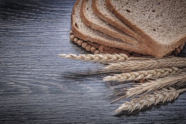 Dilimlenmiş ekmek ve buğday çavdar kulaklar